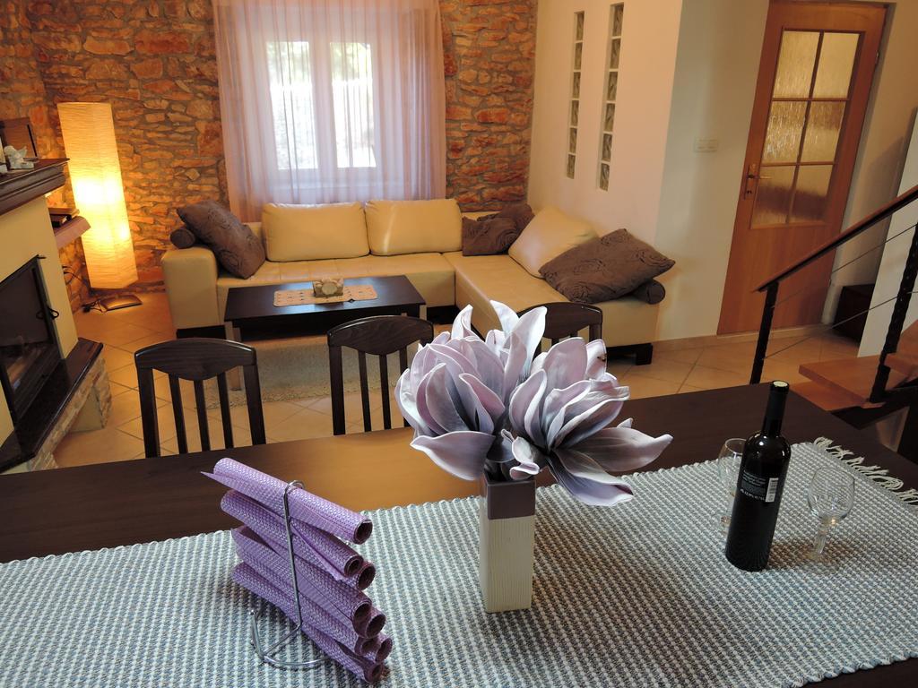 Rural House Gluic Villa Bogatic Bilik gambar